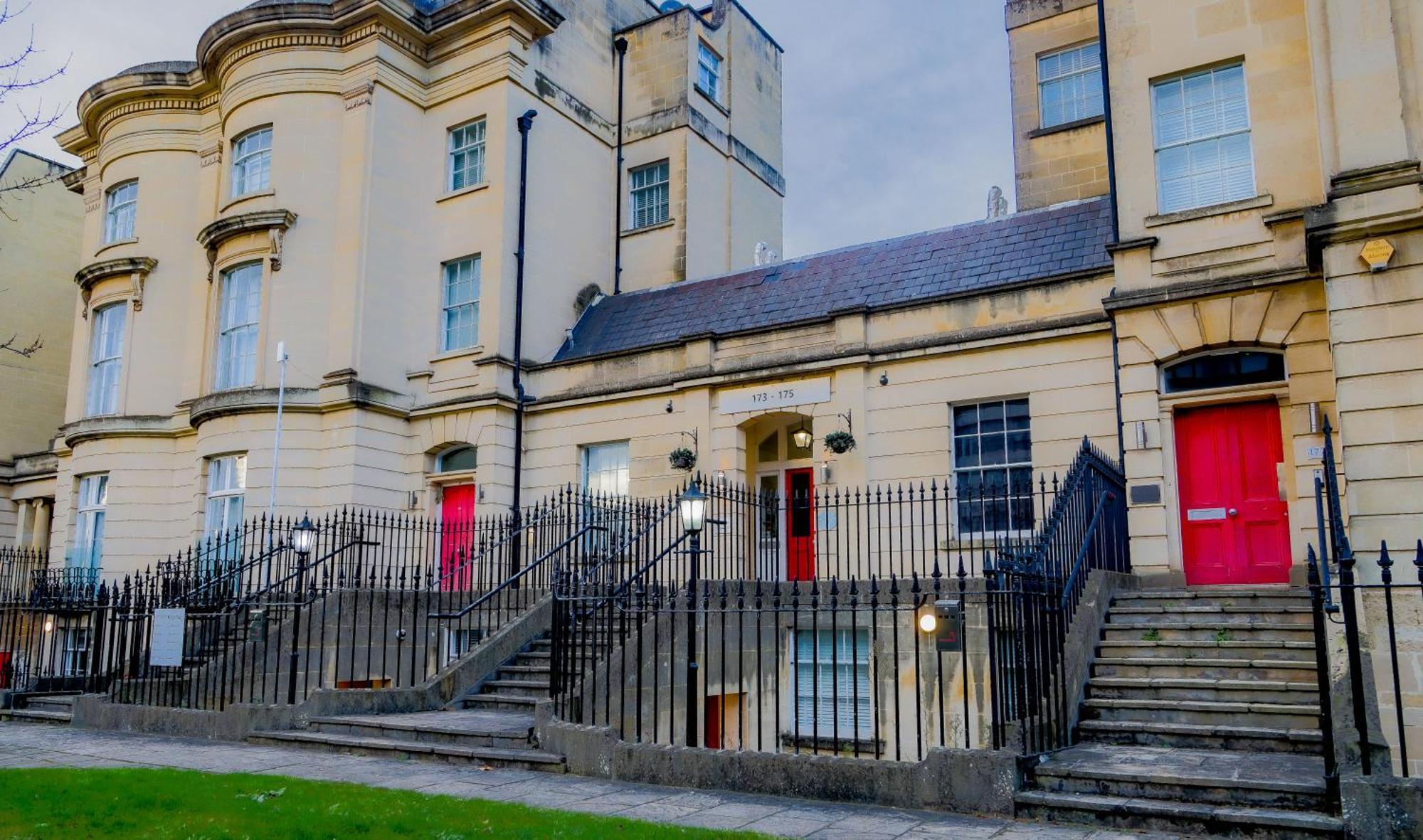 Cozy Entire Flat With Gated Parking- Contractors, Family, Groups Apartment Reading Exterior photo